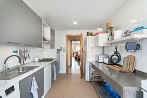 Køleskab, mikrobølgeovn, ovn, kogeplade