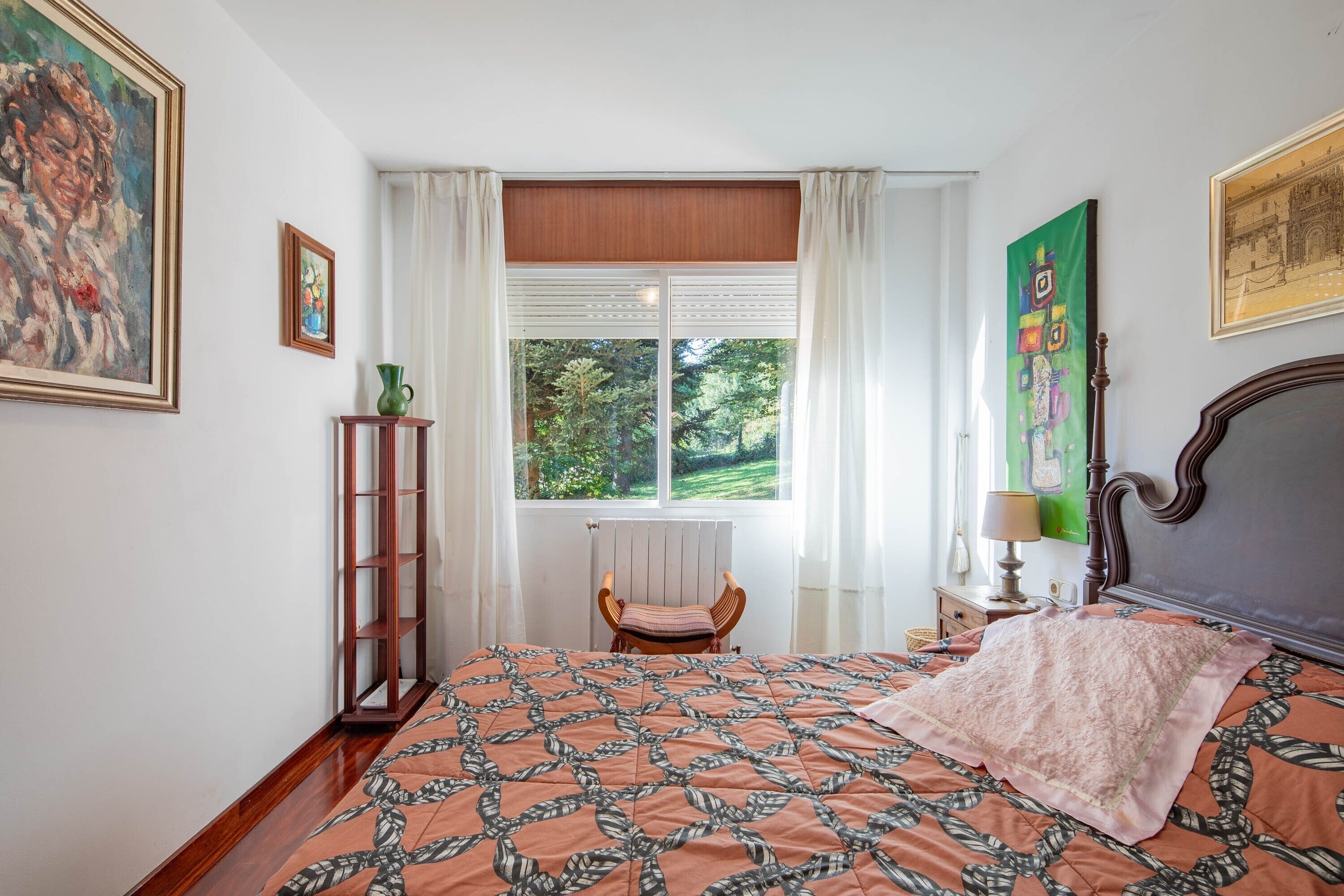 5 bedrooms, iron/ironing board, free WiFi, bed sheets