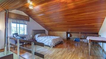 5 bedrooms, iron/ironing board, free WiFi, bed sheets