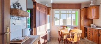 Ferienhaus 'O Axouxere' mit Bergblick, privater Terrasse und WLAN