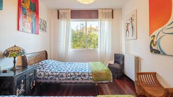 5 bedrooms, iron/ironing board, free WiFi, bed sheets