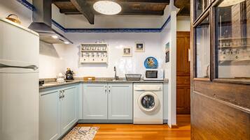 Een koelkast, een magnetron, een oven, een kookplaat