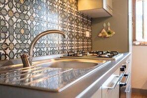 Fridge, oven, stovetop, dishwasher - Apartment 'Frantoio' with Shared Pool, Shared Garden and Wi-Fi (Anghiari)