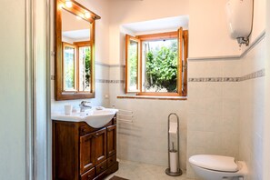 Een douche, een haardroger, handdoeken