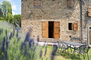 Outdoor dining - Apartment 'Frantoio' with Shared Pool, Shared Garden and Wi-Fi (Anghiari)