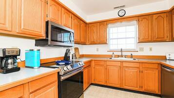 ثلاجة، ميكروويف، فرن، موقد طهي مسطح