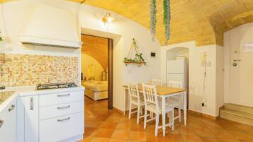 Appartamento | Cucina privata | Bollitore elettrico, tavolo da pranzo