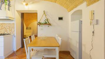 Appartamento | Cucina privata | Bollitore elettrico, tavolo da pranzo
