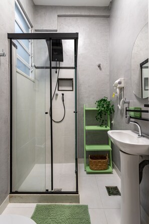Shower, hair dryer, towels, shampoo