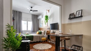 Ein modernes Schlafzimmer mit Bett, Nachttisch und einem großen Fenster.