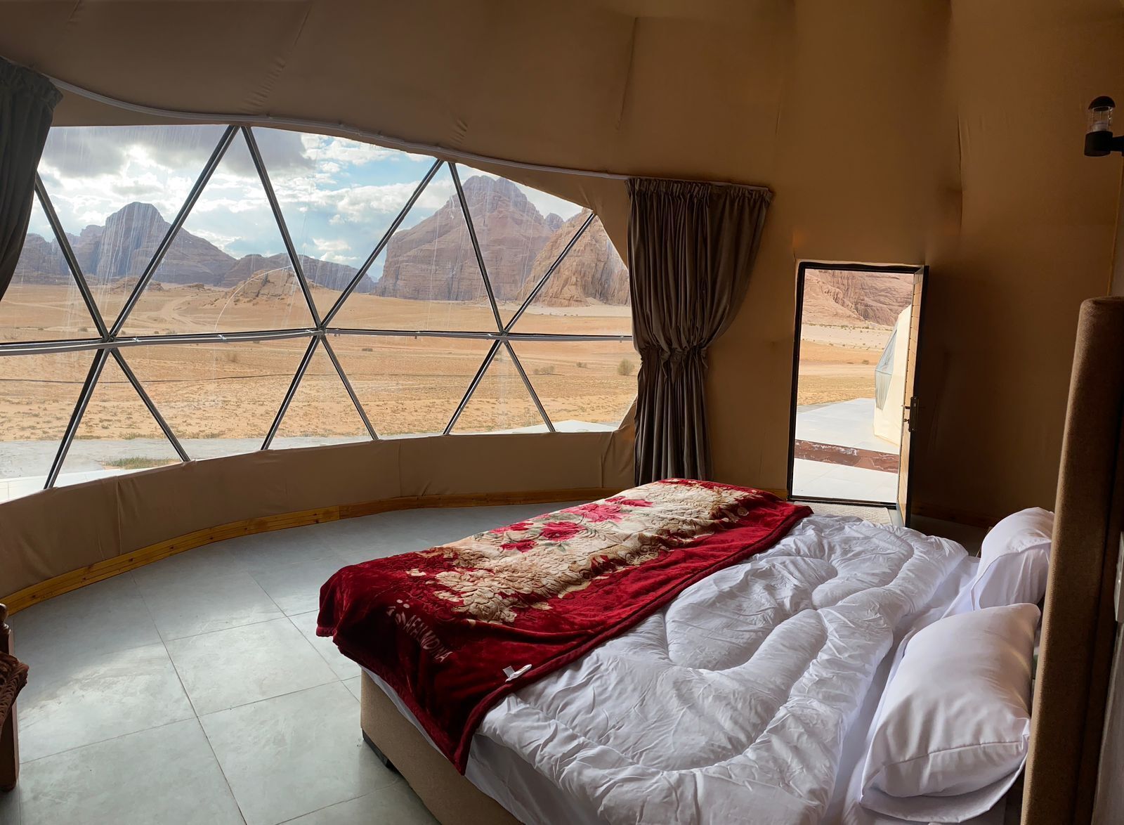 コンフォート テント デザート ビュー | 1 室のベッドルーム、遮光カーテン、WiFi (無料)