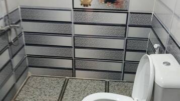 Comfort-Zelt, Blick auf die Wüste | Badezimmer | Dusche, kostenlose Toilettenartikel, Handtücher, Seife