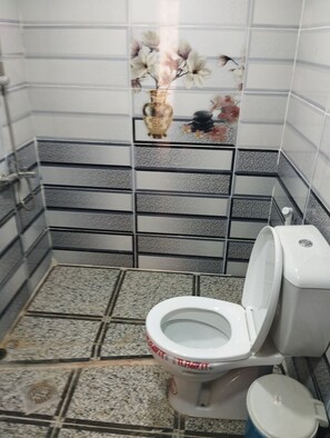 Tienda de campaña Confort, vista al desierto | Baño | Regadera, amenidades de baño gratuitas, toallas, jabón 