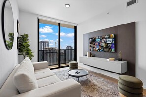 Luxury-Apartment, 1 King-Bett und Schlafsofa, Balkon, Stadtblick | Wohnbereich | 45-Zoll-Smart-TV mit Kabelempfang