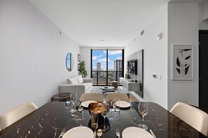 Luxury-Apartment, 1 King-Bett und Schlafsofa, Balkon, Stadtblick | Essbereich im Zimmer