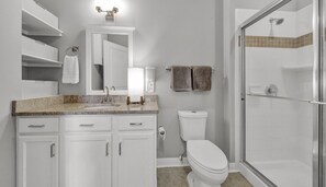 Dusche, Handtücher, Toilettenpapier