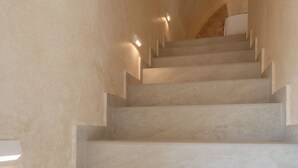 Un escalier au design moderne, composé d’une série de marches menant vers le haut.