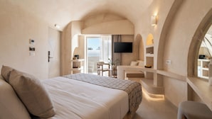 Une chambre avec un grand lit, un bureau, une chaise et un téléviseur.