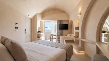 Junior Suite with Heated Jacuzzi | Premium bedding, down comforters, memory foam beds, minibar