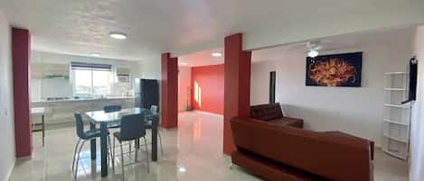 Appartement, Plusieurs lits, cuisine, dans la tour | Aire de séjour | Téléviseur connecté