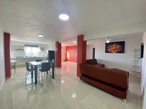 Appartement, plusieurs lits, cuisine, dans la tour | Coin séjour | TV connectée