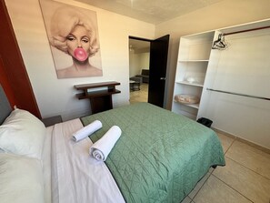 2 kamar tidur, selimut bulu angsa, dan setrika/meja setrika
