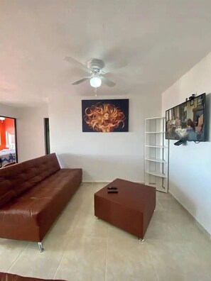 Appartement, plusieurs lits, cuisine, dans la tour | Coin séjour | TV connectée