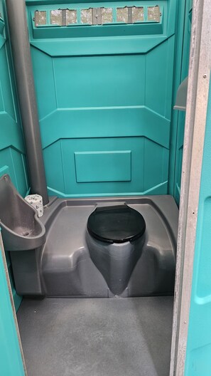 Douche, serviettes fournies, savon, papier toilette