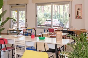 Lobby sitting area - Meet Hostel Cervia (Cervia)