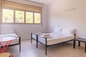 Basic Triple Room | Desk, free WiFi, bed sheets - Meet Hostel Cervia (Cervia)