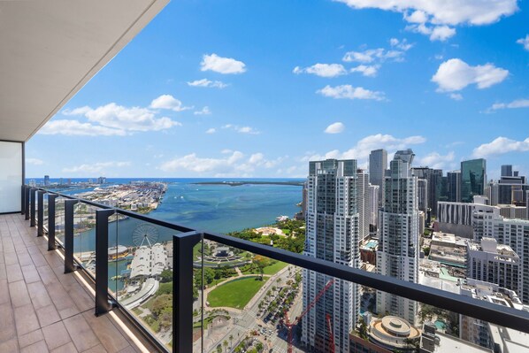 Balcony - Stylish Downtown Miami Condo with Views (Miami)