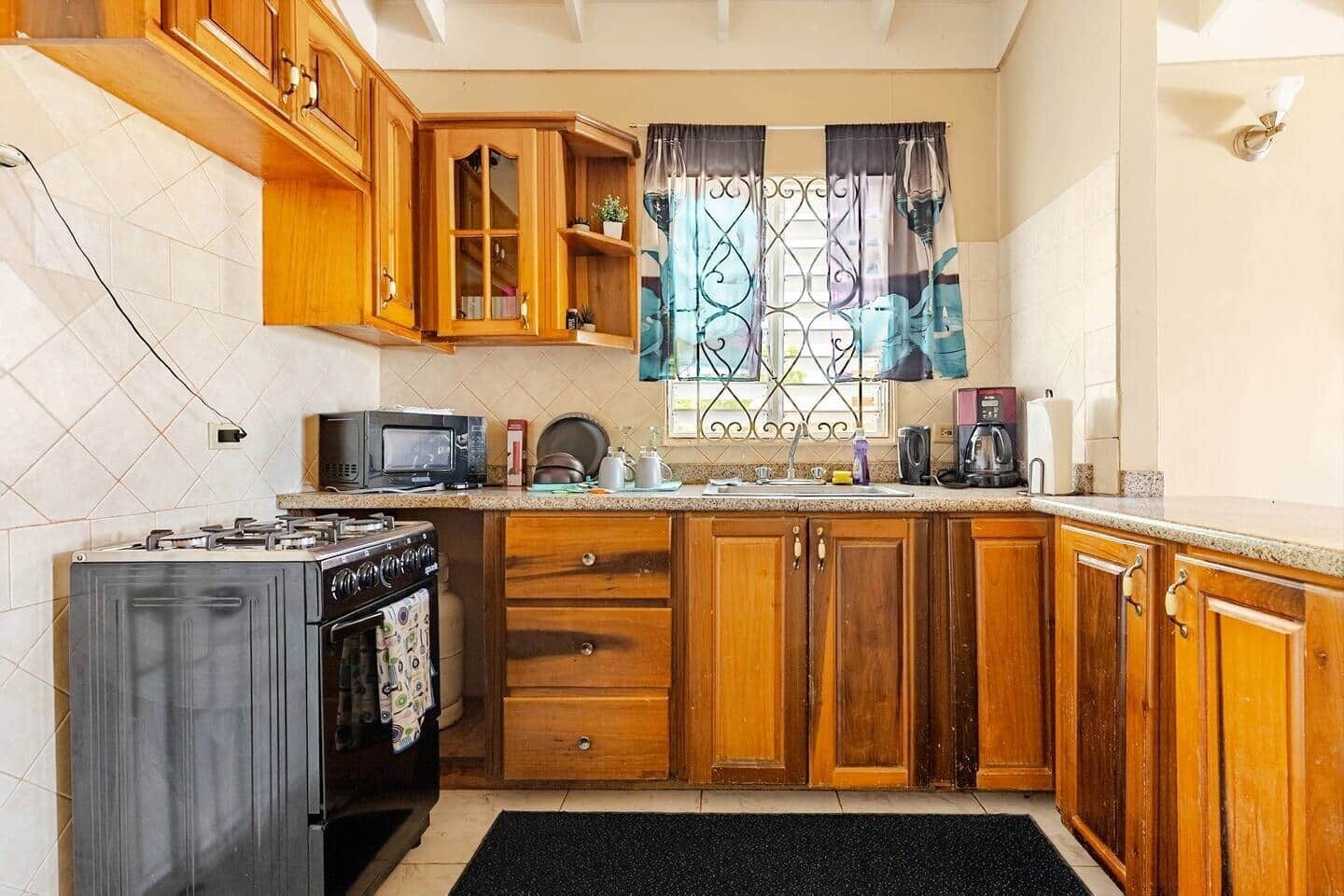 Cafetera y tetera, refrigerador, microondas y horno 