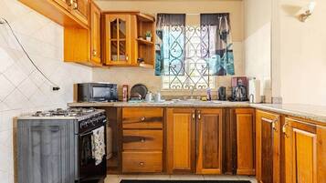 Cafetera y tetera, refrigerador, microondas y horno