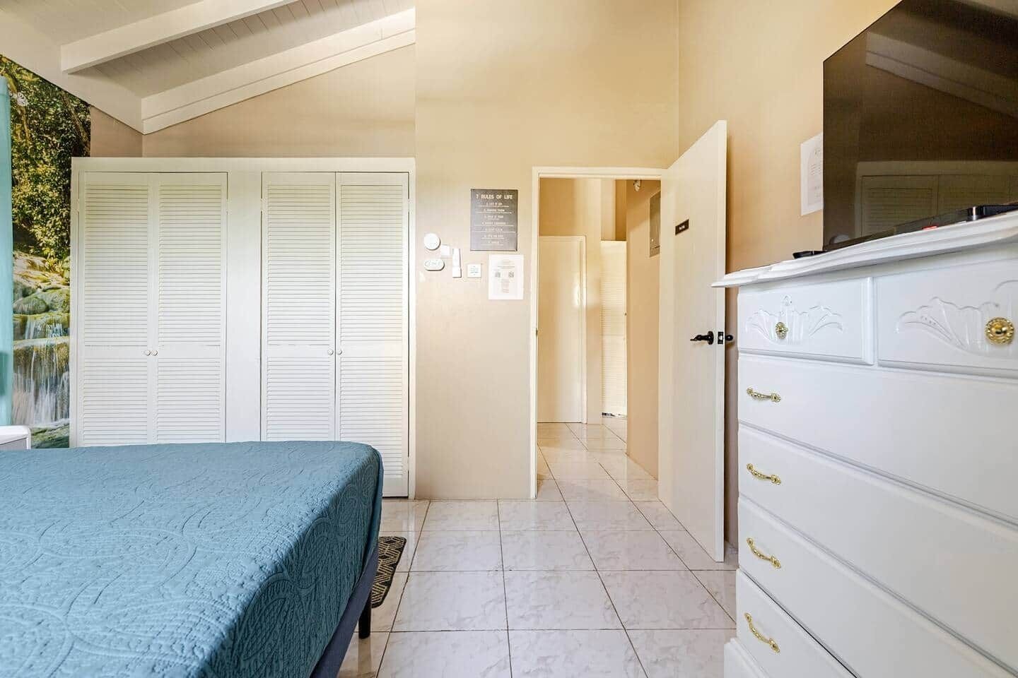 1 habitación, tabla de planchar con plancha, wifi gratis y ropa de cama 