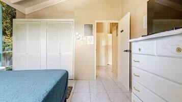1 habitación, tabla de planchar con plancha, wifi gratis y ropa de cama