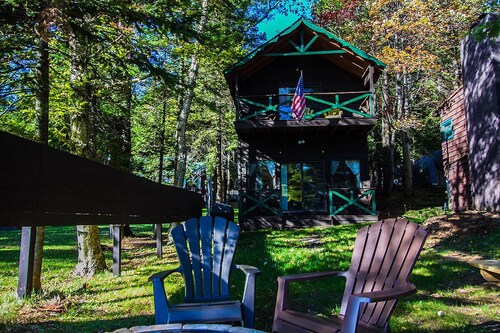 Larch Lakehouse Waterfront! -  w/ dock & firepit - .5 miles to town Sleeps 7