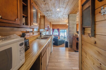 Larch Lakehouse Waterfront! -  w/ dock & firepit - .5 miles to town Sleeps 7