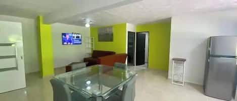 Apartamento, varias camas, cocina, en una planta alta | Zona de estar | Smart TV de 42 pulgadas con canales por cable