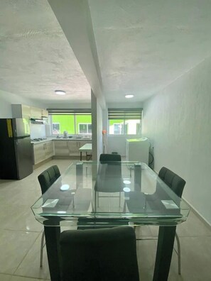 Apartamento, varias camas, cocina, en una planta alta | Comedor