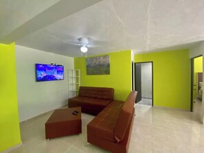 Appartement, plusieurs lits, cuisine, dans la tour | Coin séjour | TV connectée de 42 pouces avec chaînes par câble