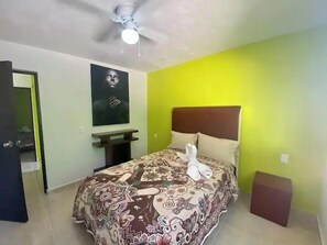 Appartement, plusieurs lits, cuisine, dans la tour | 2 chambres, couette en duvet d'oie, fer et planche à repasser