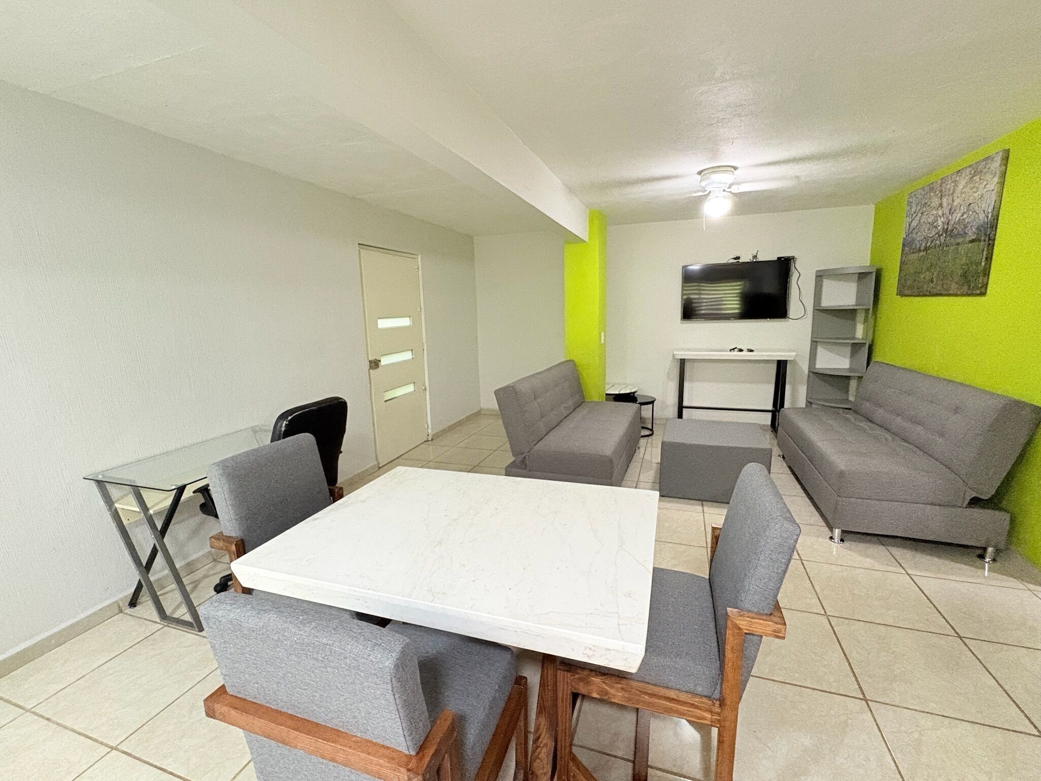 تلفزيون ذكي بحجم 42-بوصة يعرض قنوات تلفزيونية باشتراك مدفوع