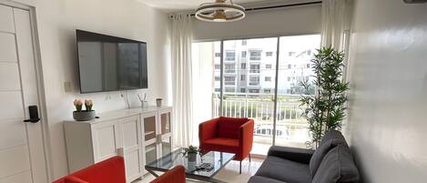 Apartamento conforto | Área de estar | Smart TV 47 polegadas com canais digitais, serviços de streaming