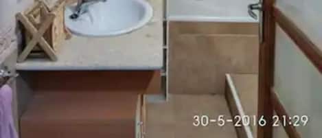 Secadora de cabello, bidet, toallas, jabón