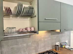 Réfrigérateur, micro-ondes, plaque de cuisson, lave-vaisselle