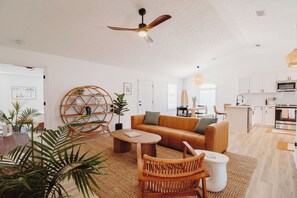 Smart-tv, een open haard, tafelvoetbal en boeken