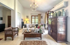 スマートテレビ、暖炉、卓球台