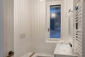 Apartment | Bathroom