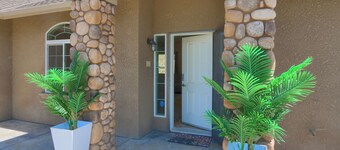 Yosemite Villa Near Bass Lake, Oakhurst, Mariposa with HotTub, Games, EV Charger