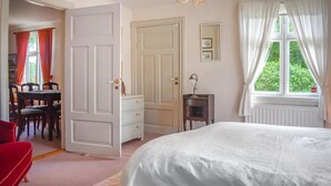 A bedroom with a bed, a dresser, a desk with chairs, and a window with curtains. - Cozy home in Mörrum with WiFi (Mörrum)